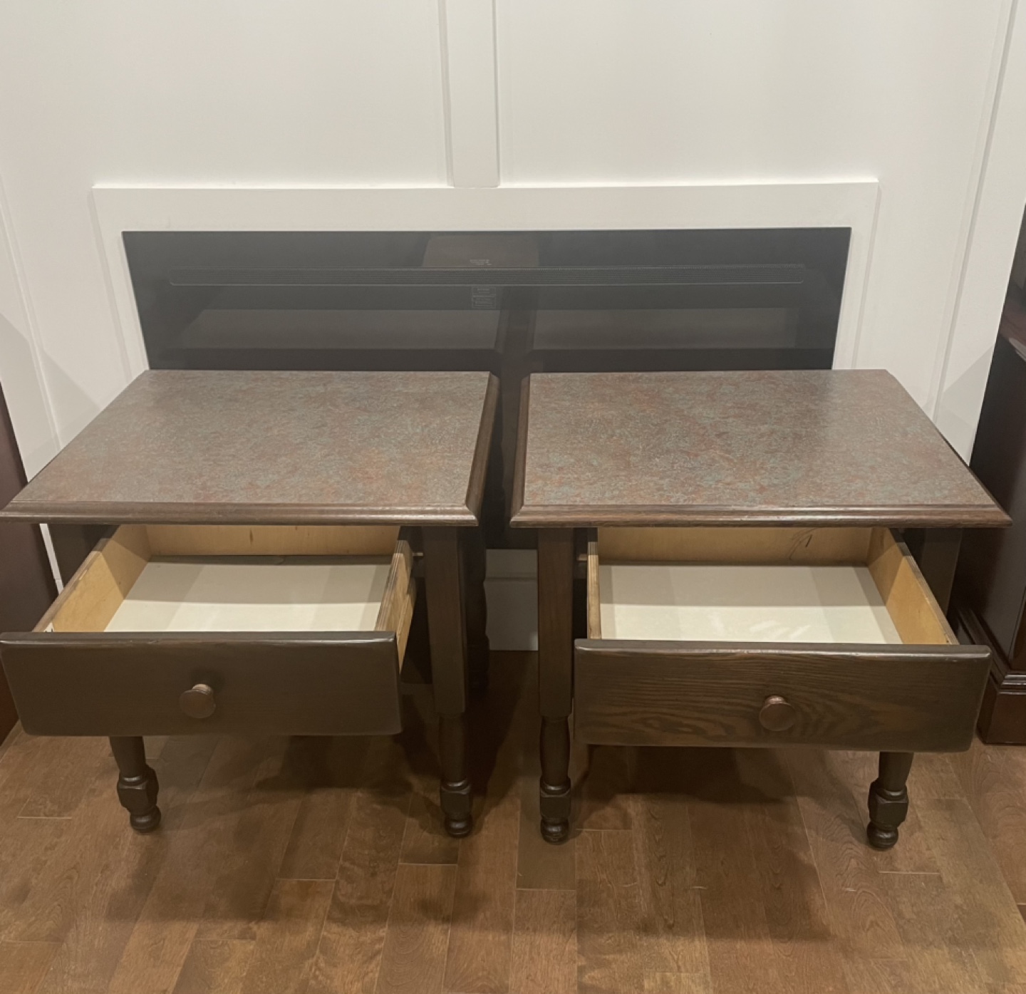 Pair of Wooden Nightstands - photo 3