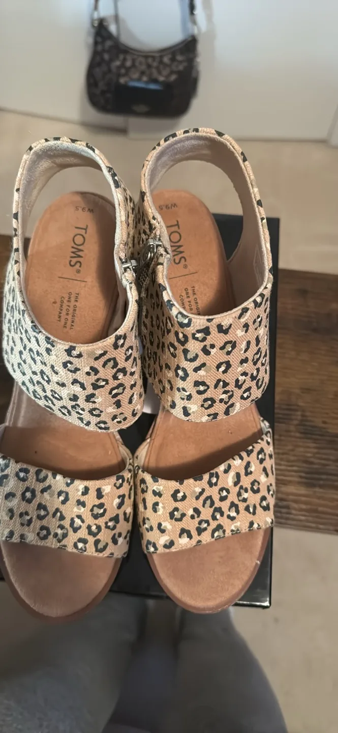 TOMS Leopard Print Sandals image indicator(3)