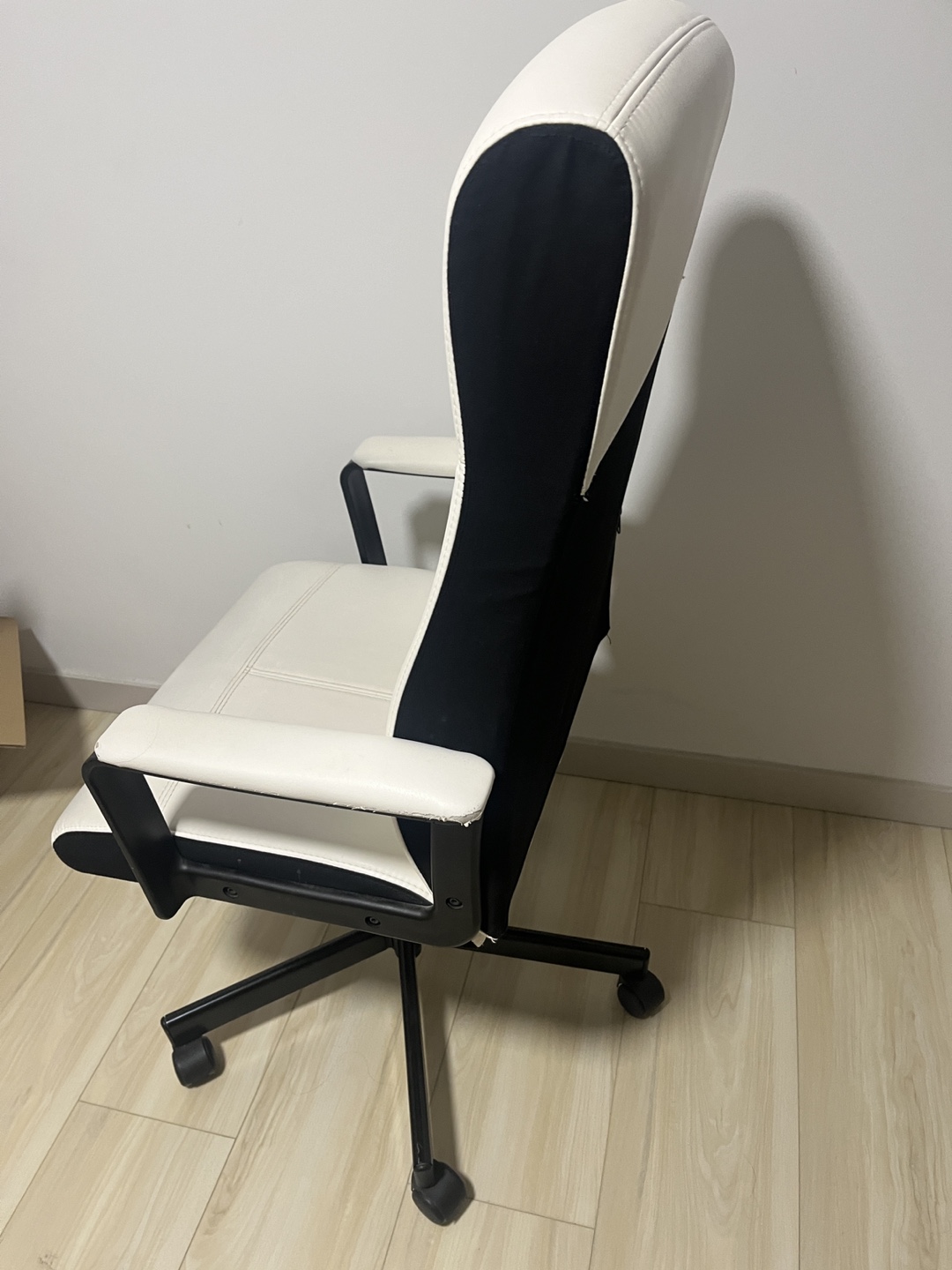 Urgent Sale - White and Black Office Chair - photo 2