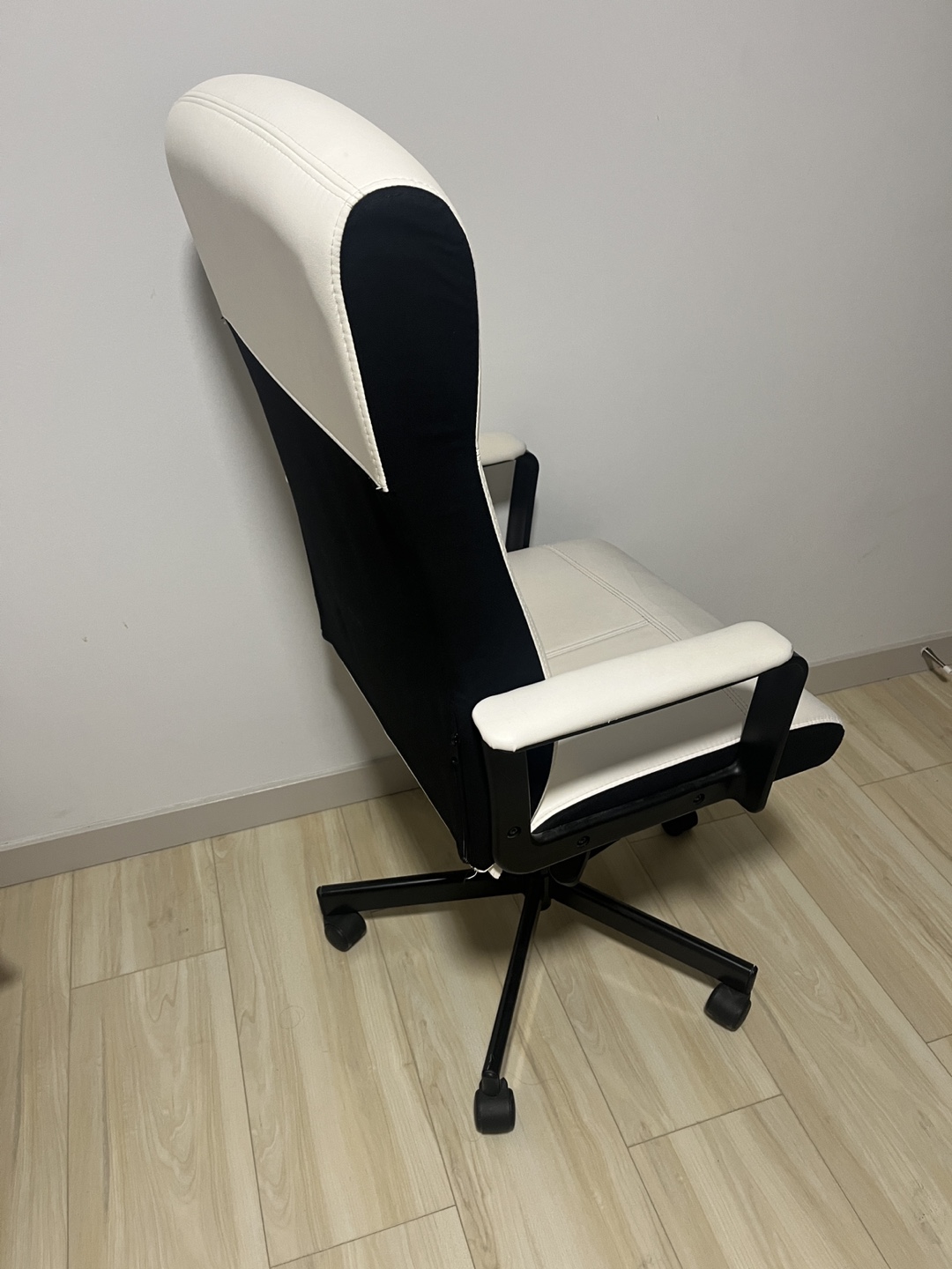 Urgent Sale - White and Black Office Chair - photo 3