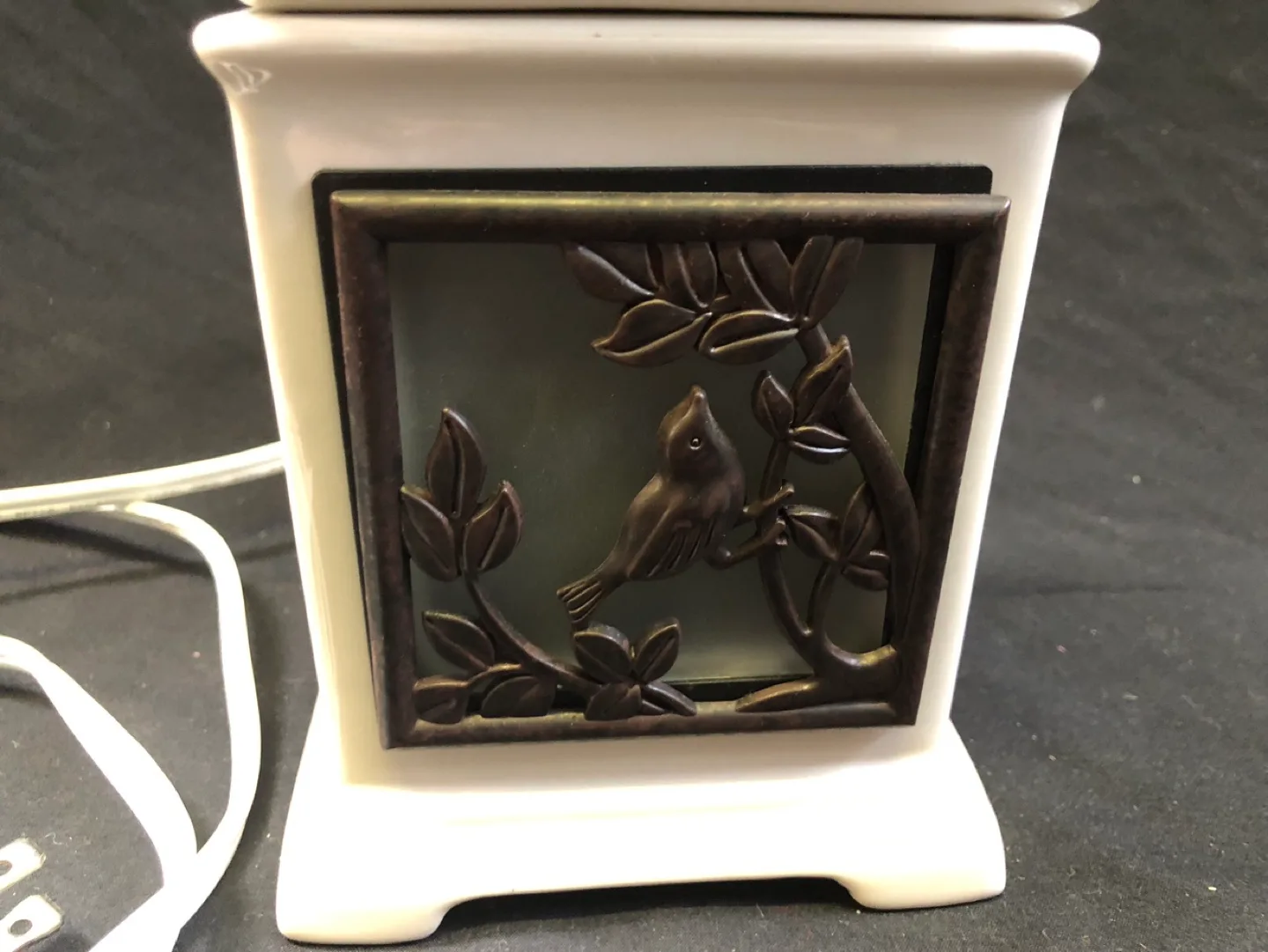 Scentsy White Ceramic Wax Warmer with Bird Design image indicator(3)