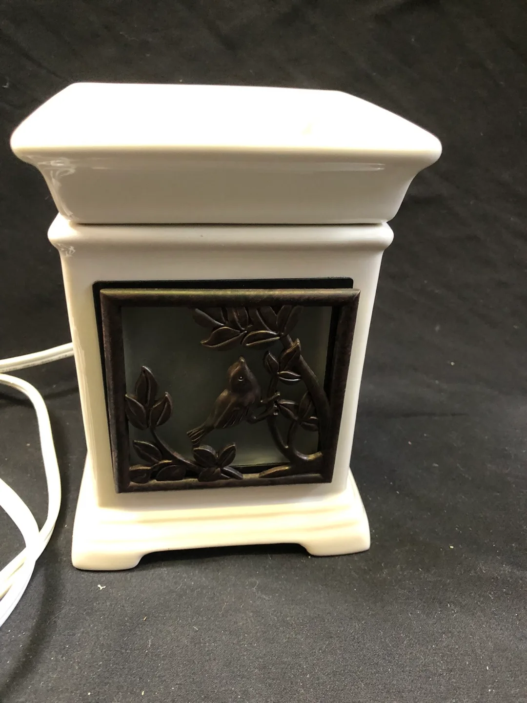 Scentsy White Ceramic Wax Warmer with Bird Design image indicator(2)