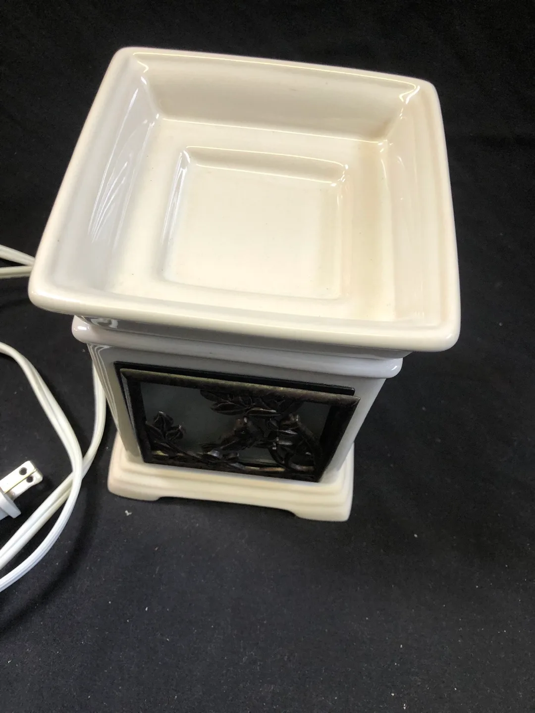 Scentsy White Ceramic Wax Warmer with Bird Design image indicator(4)