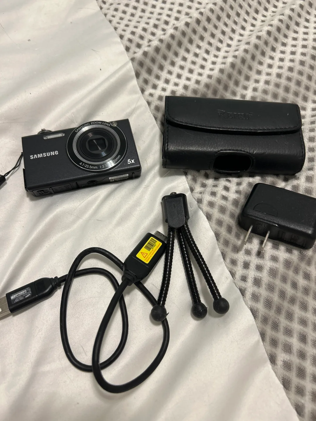 Samsung Digital Camera with Accessories thumbnail