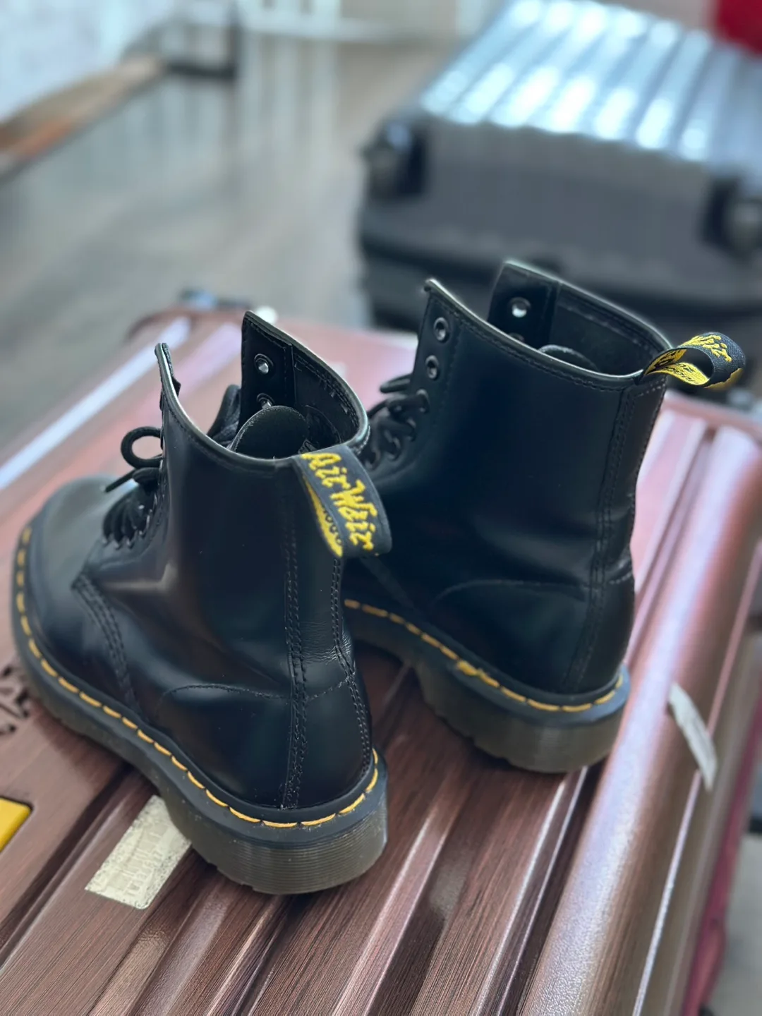 Dr. Martens 1460 Boots image indicator(3)