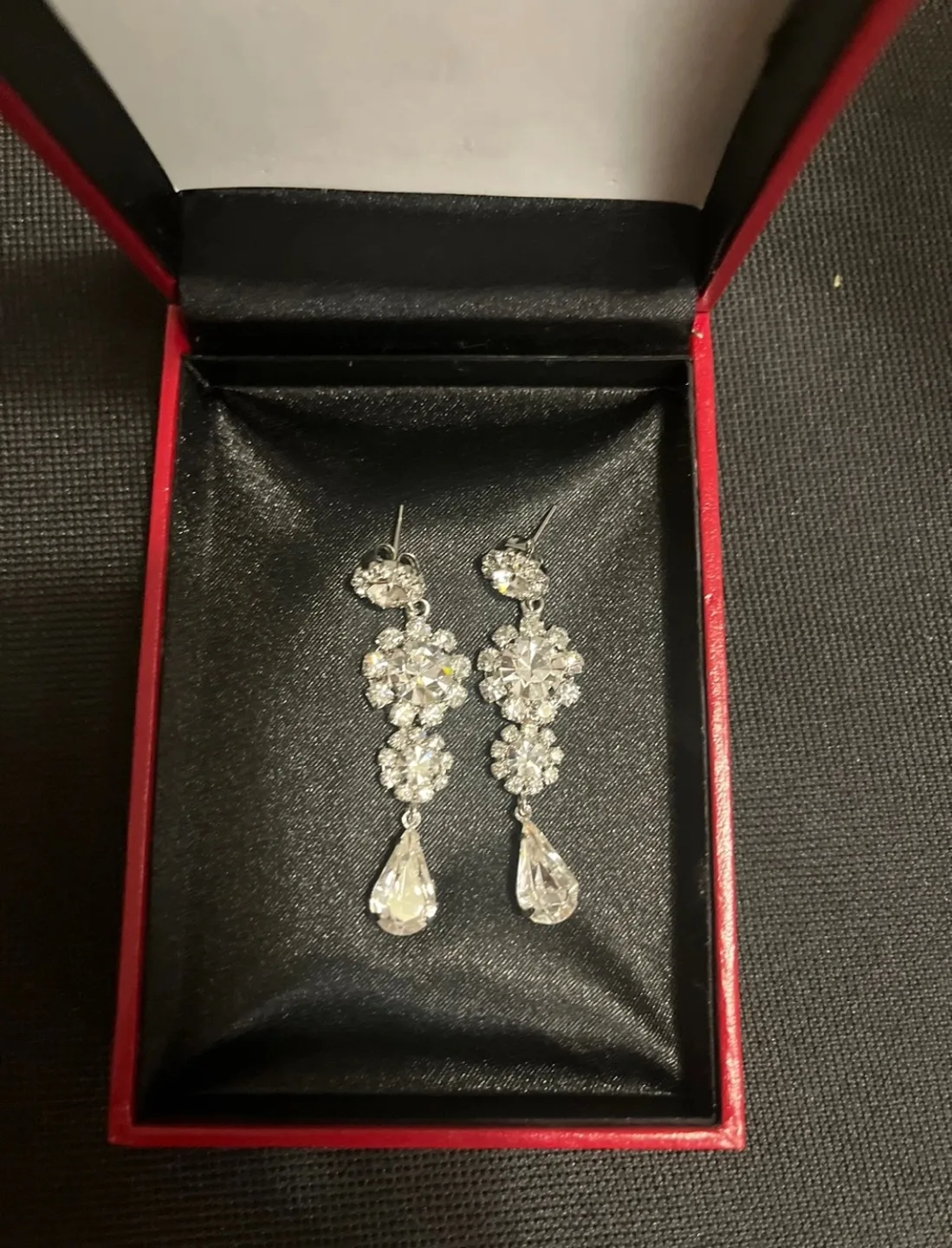 Necklaces and Earrings image indicator(2)