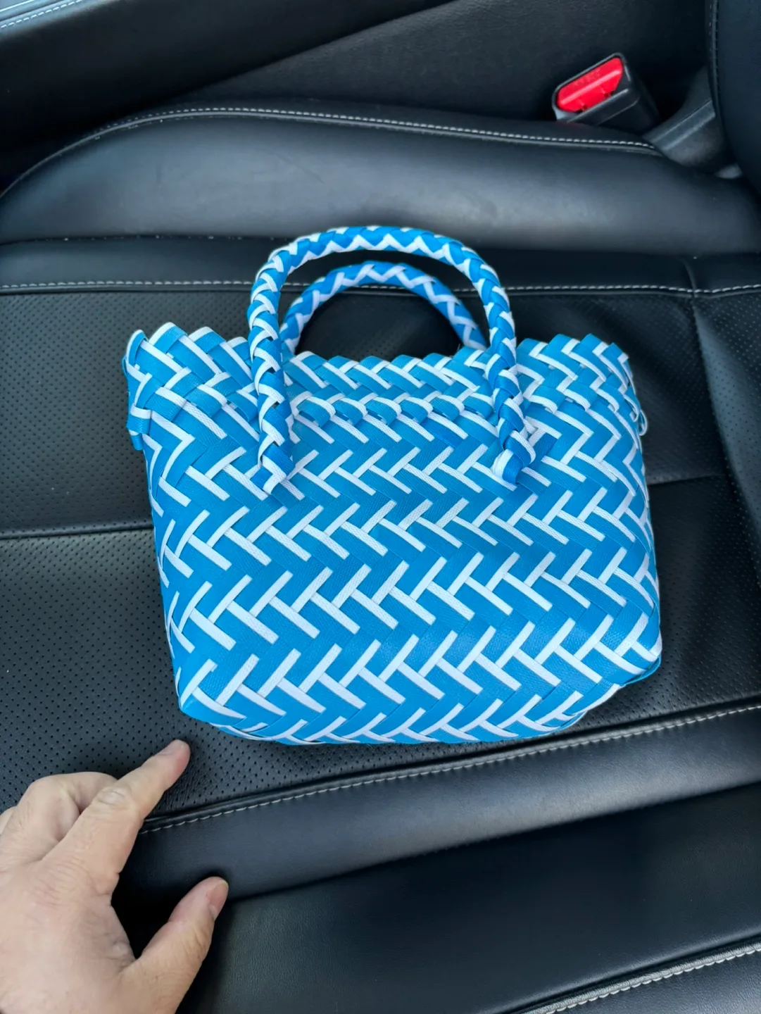 Blue and White Woven Empty Handbag for Gift Basket image indicator(4)