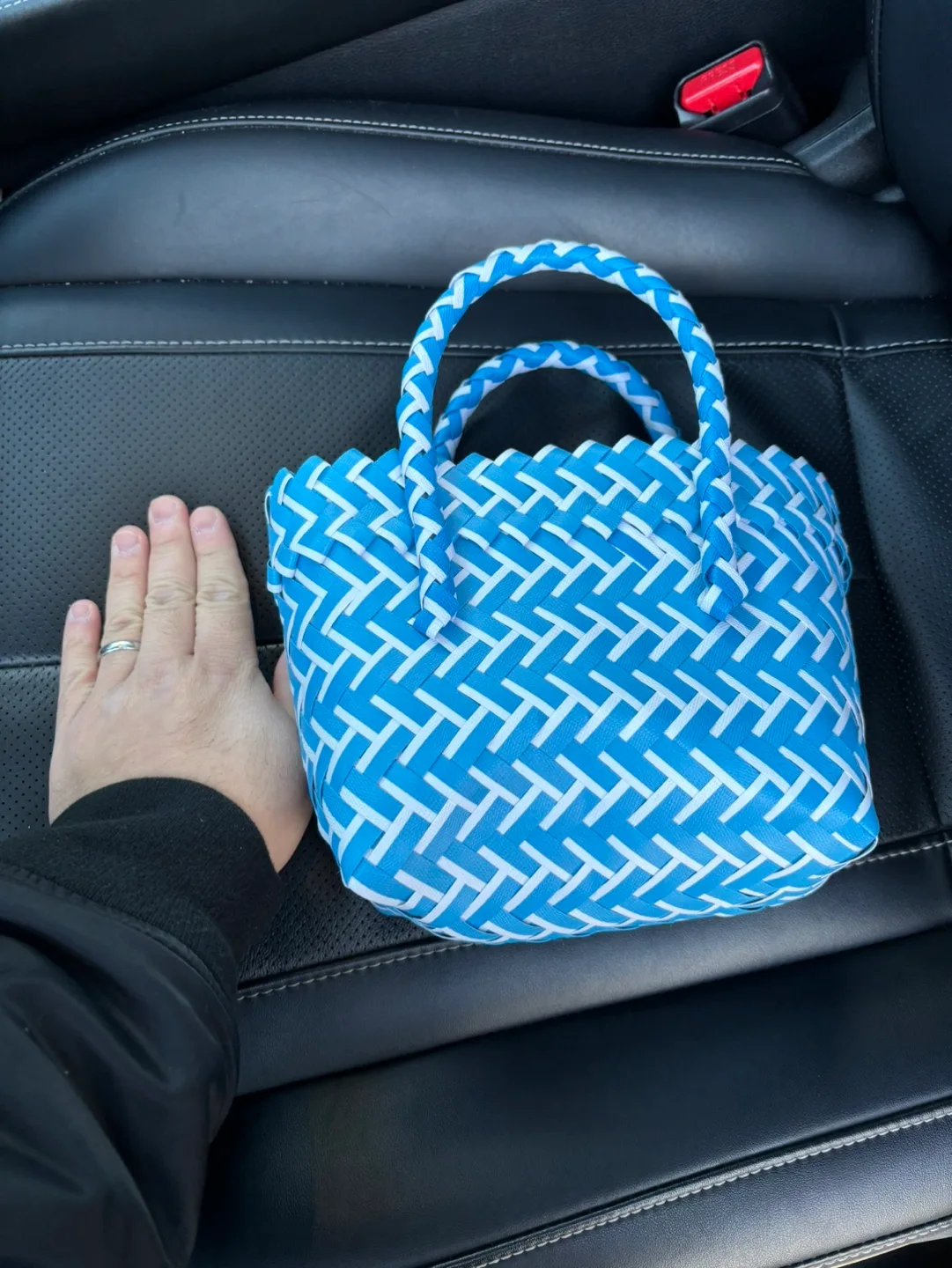 Blue and White Woven Empty Handbag for Gift Basket image indicator(2)