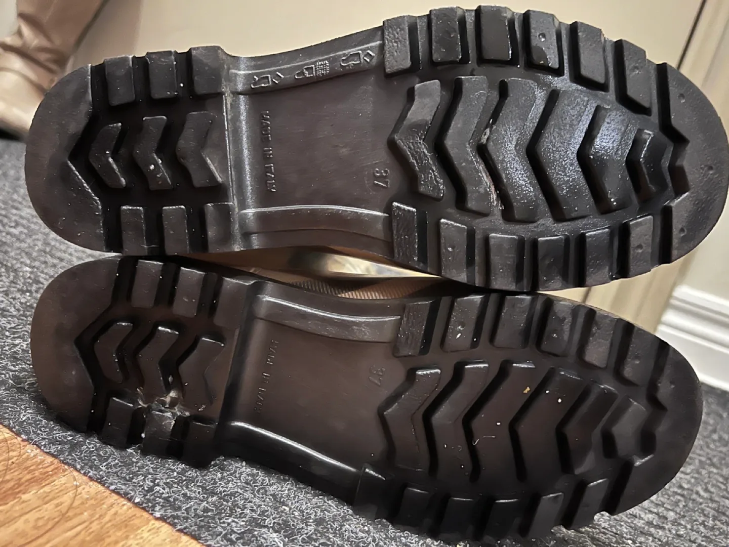 Burberry rain boots {no box} image indicator(5)