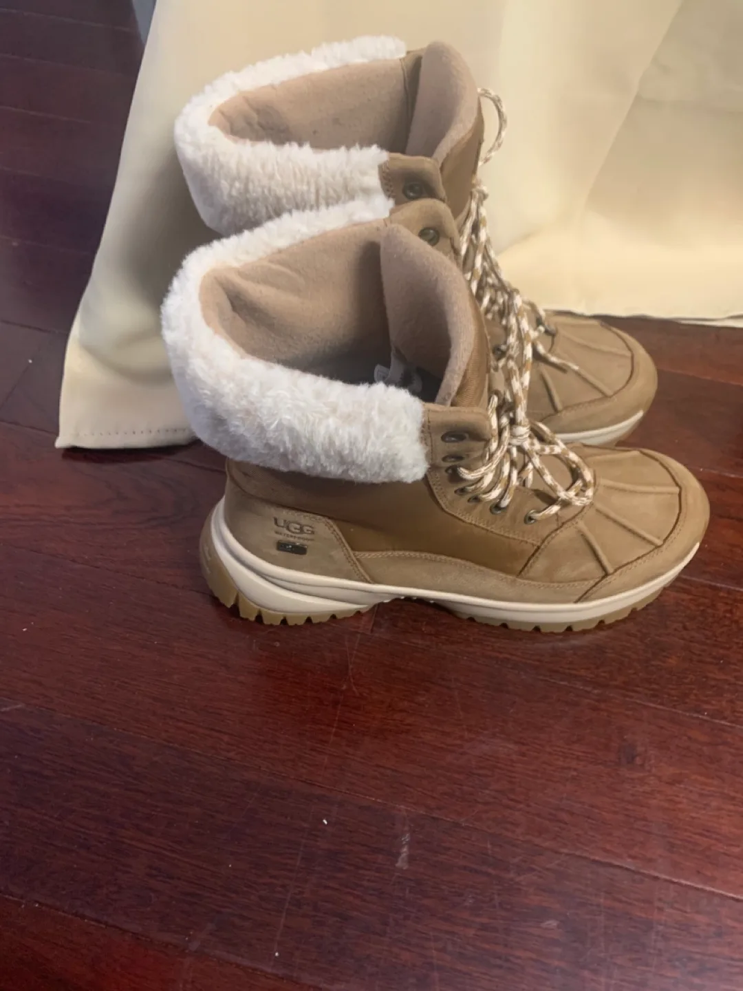 Ugg Boots sz 10 image indicator(3)