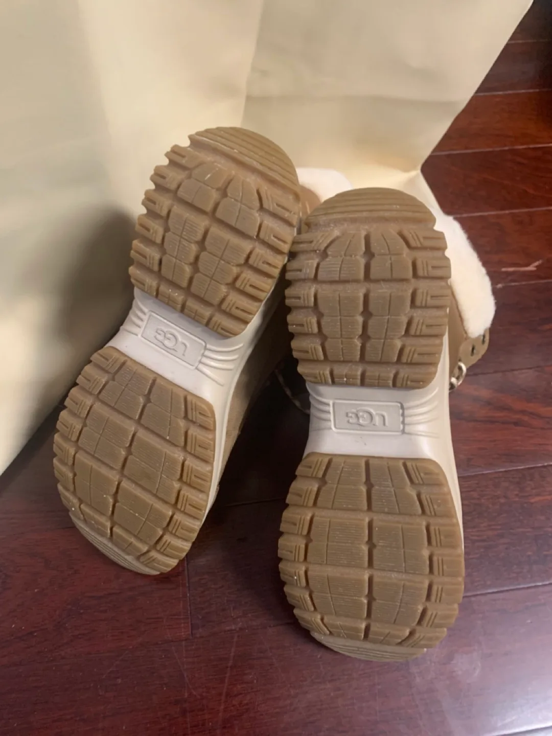 Ugg Boots sz 10 image indicator(5)