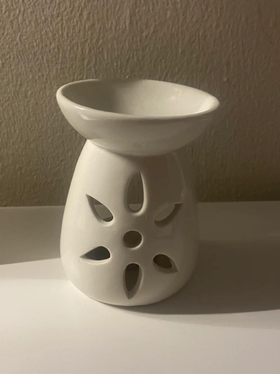 White Wax Melt Warmer with Flower Design image indicator(3)