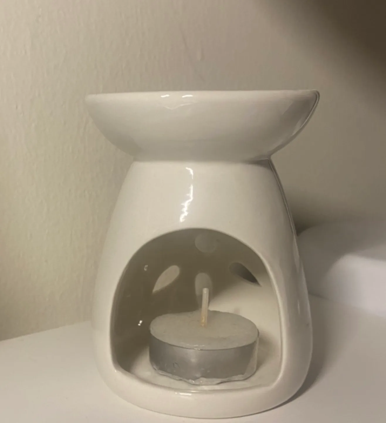 White Wax Melt Warmer with Flower Design image indicator(2)