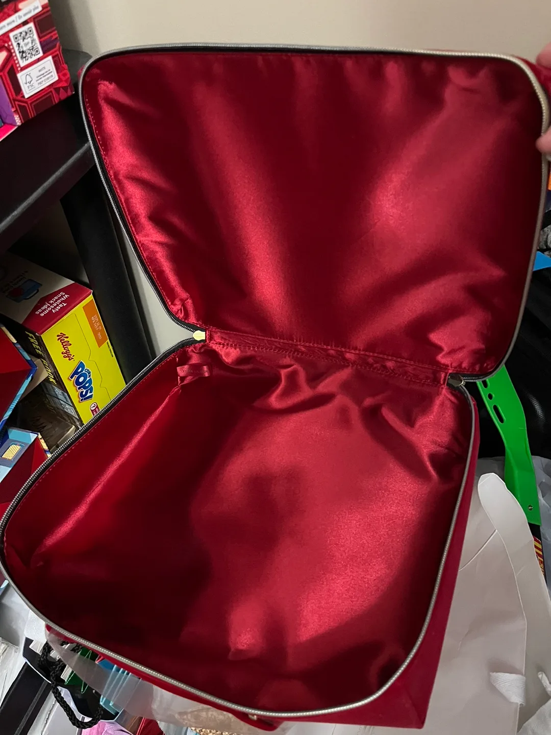 Red Makeup/Cosmetic Bag image indicator(2)