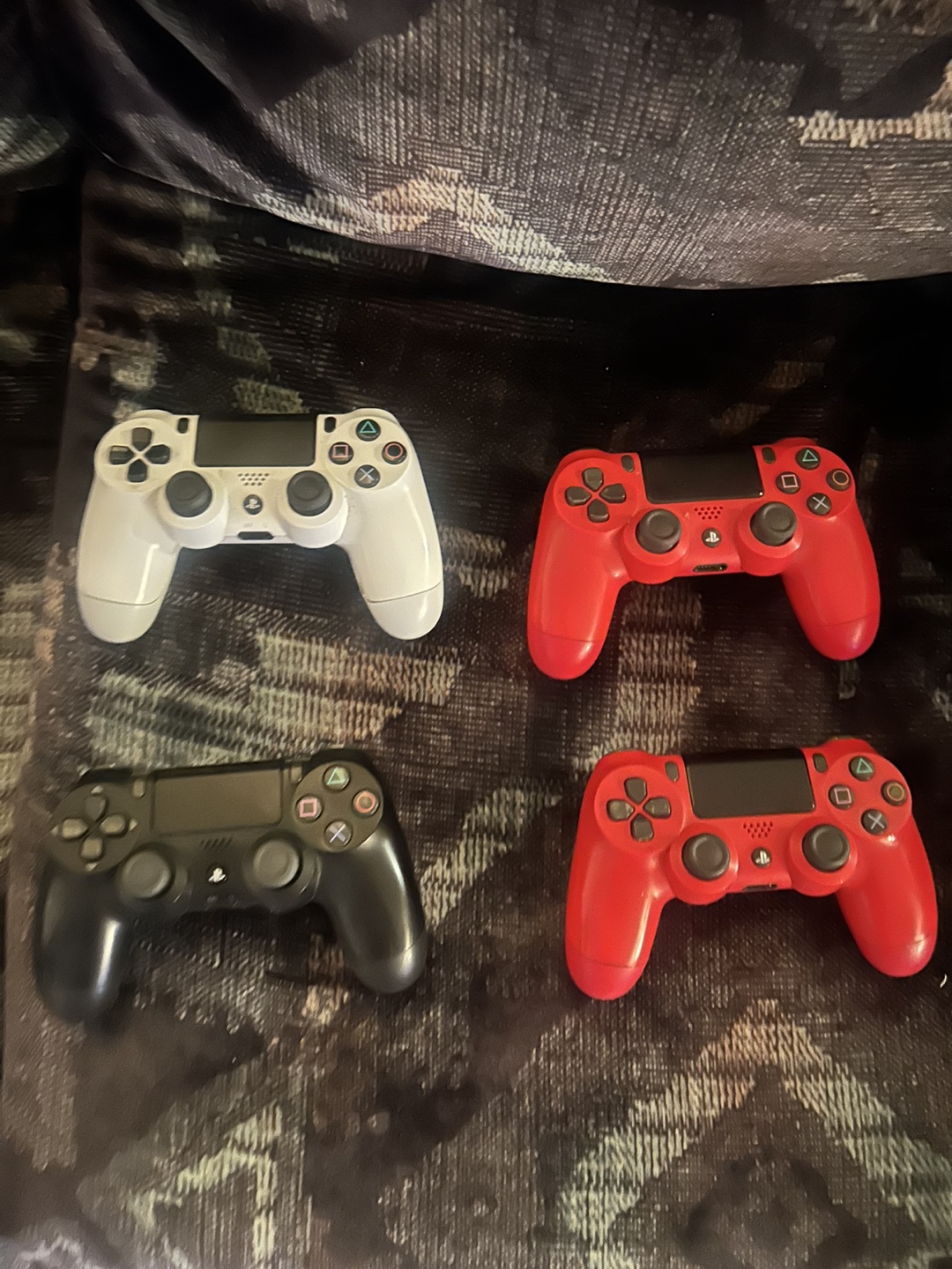 4 PS4 Controllers + 2 Charging Stations