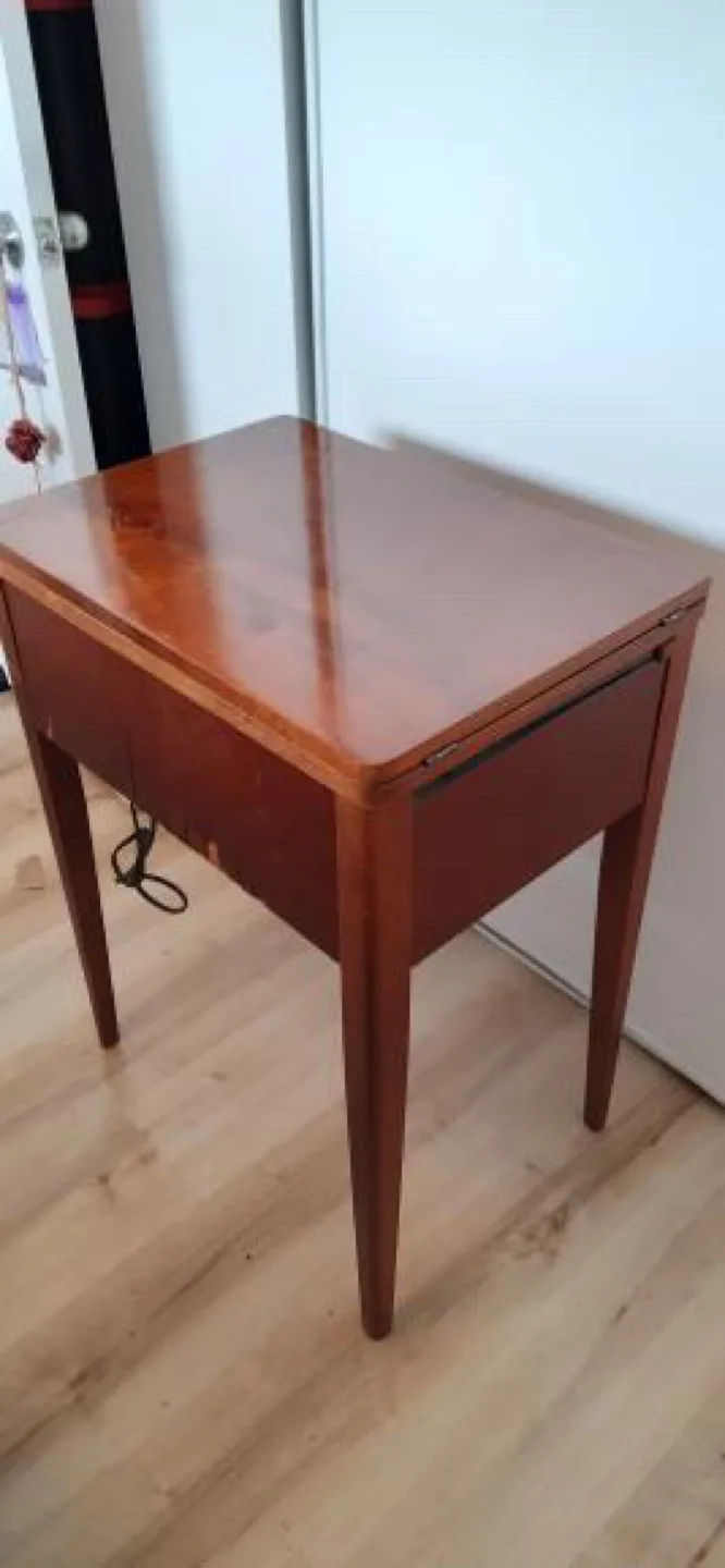 Vintage Sewing Machine with stool image indicator(2)