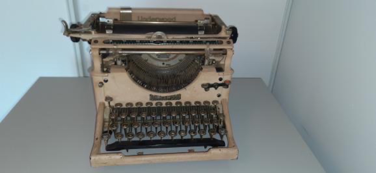 Vintage Underwood Typewriter - photo 2