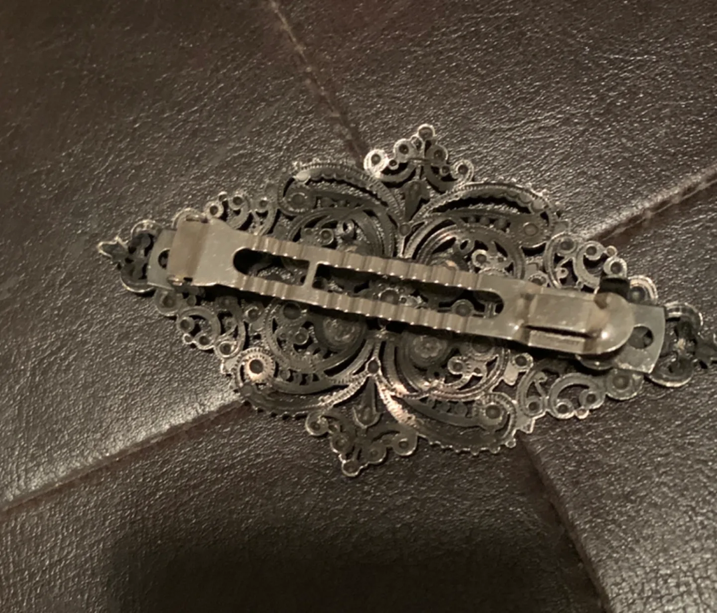 Vintage Ornate Brass Tone Hair Clip image indicator(2)