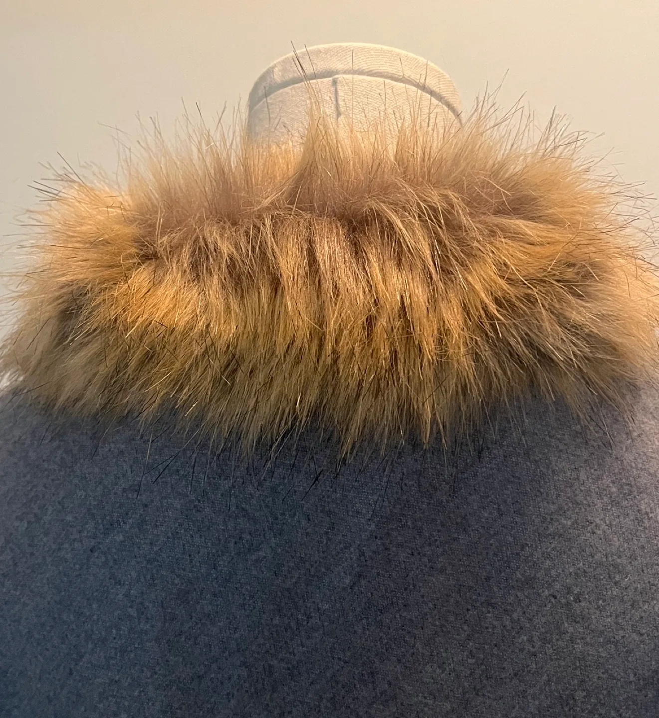 Classic poncho cape with fur collar and clasp (gray) image indicator(5)