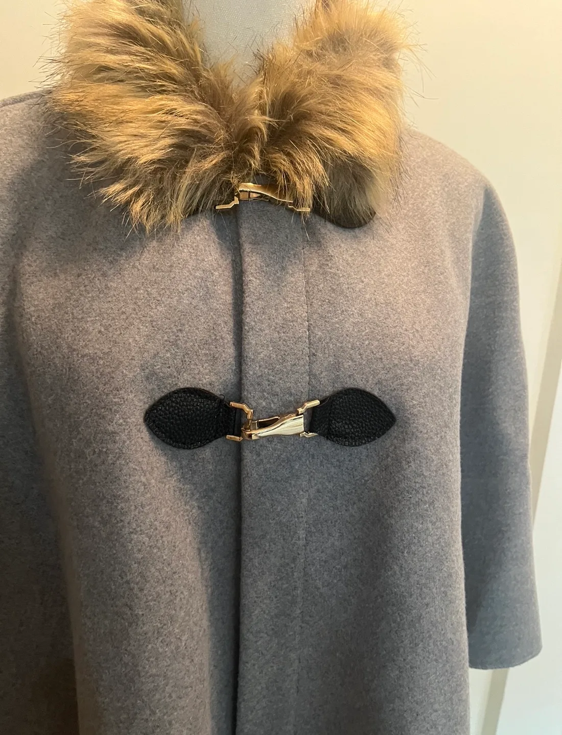 Classic poncho cape with fur collar and clasp (gray) image indicator(3)