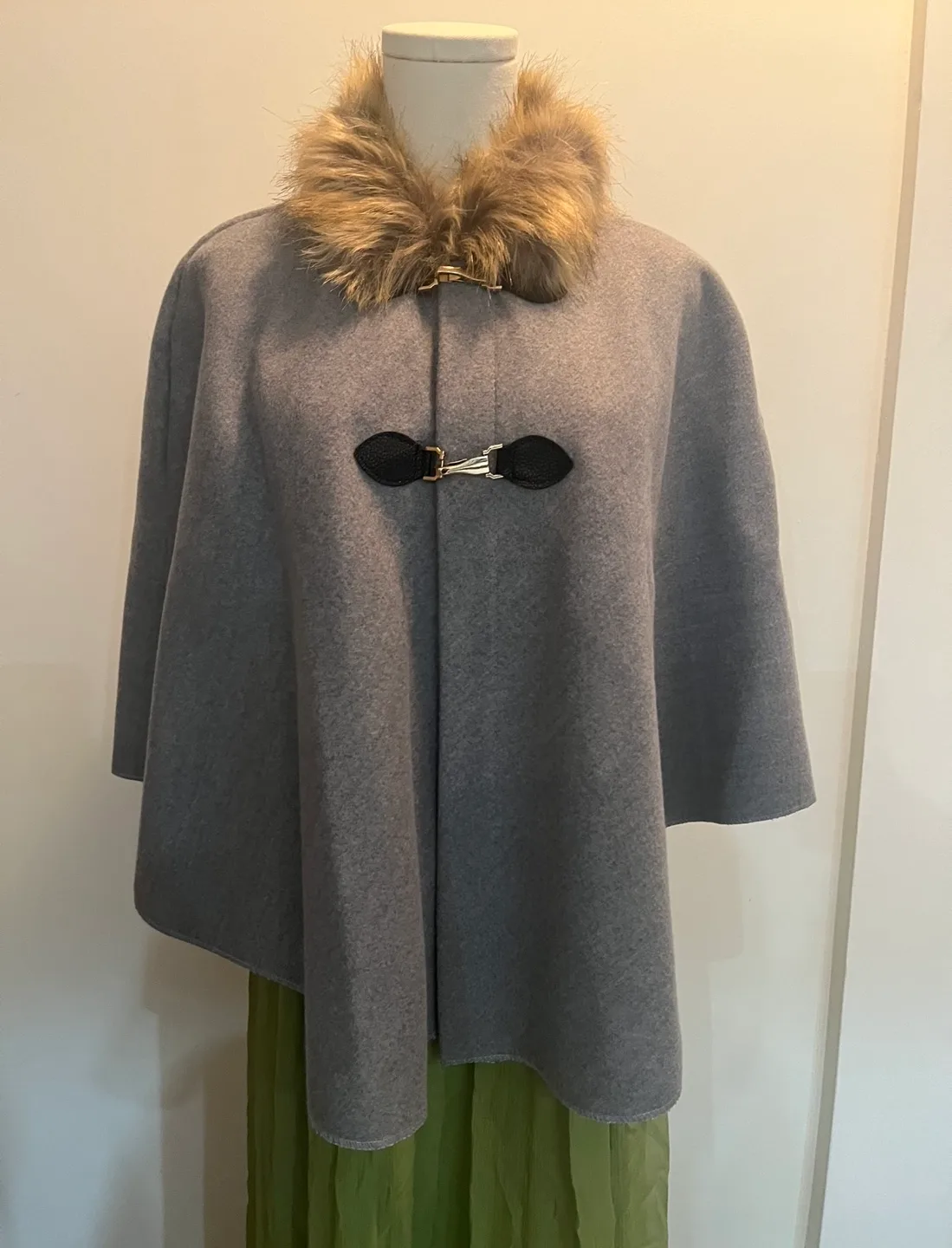 Classic poncho cape with fur collar and clasp (gray) image indicator(2)