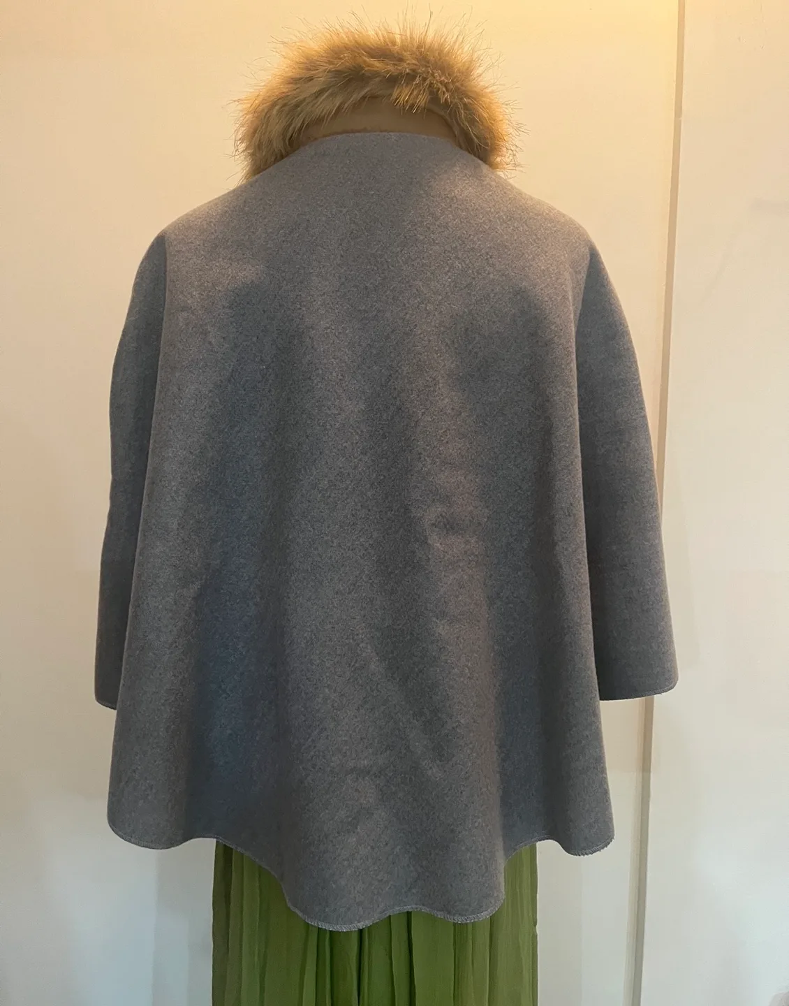 Classic poncho cape with fur collar and clasp (gray) image indicator(4)