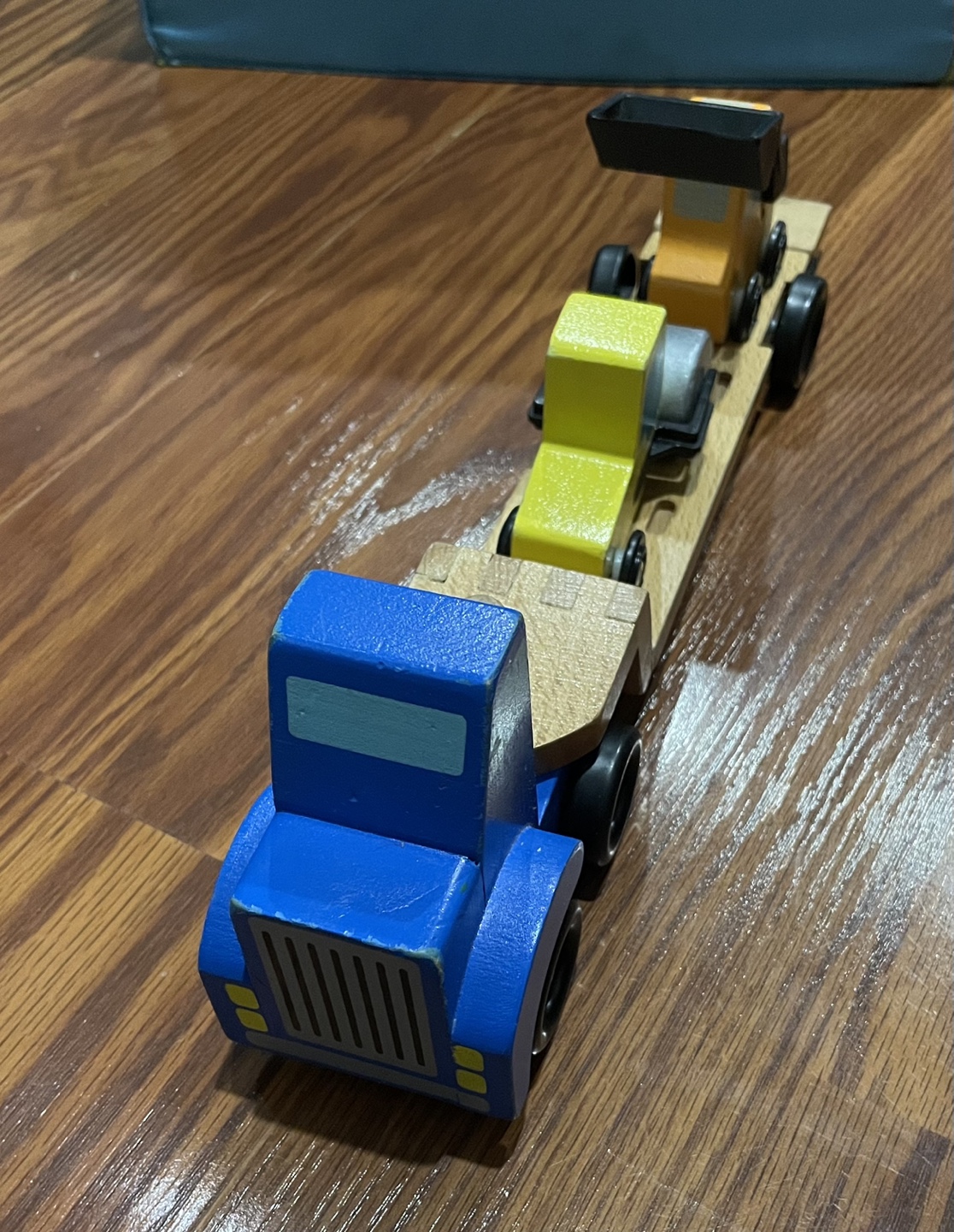 Melissa and dough Wooden truck set - photo 3