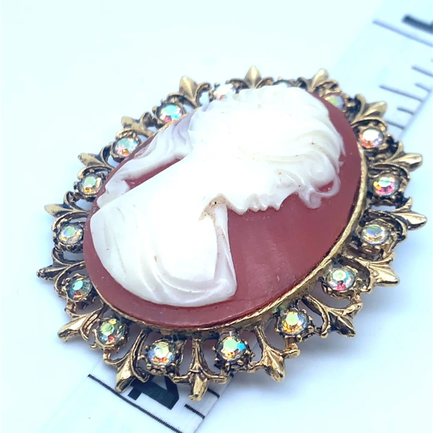 Vintage Cameo Brooch with Rhinestones image indicator(6)