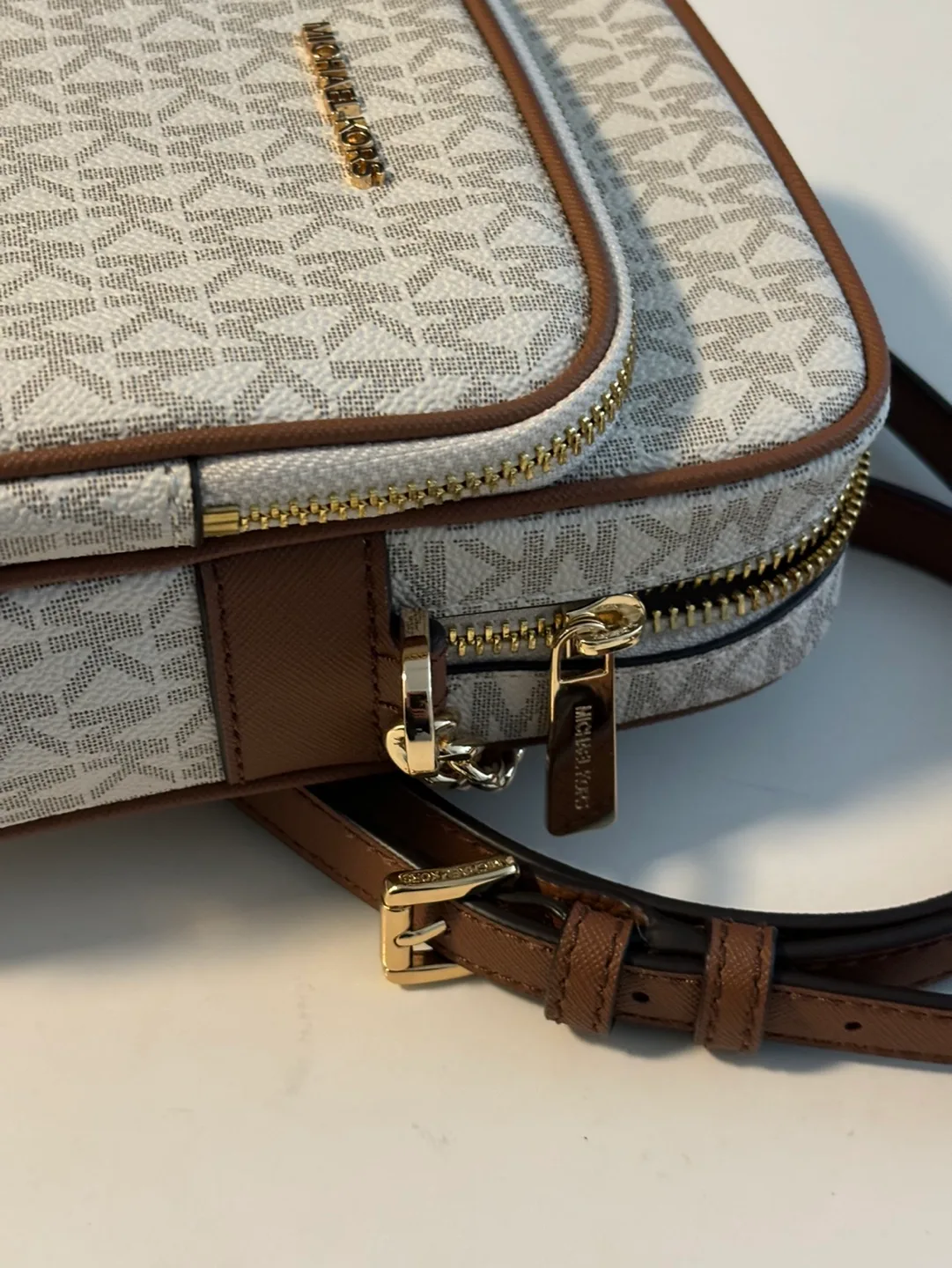 BNWT Michael Kors Jet Set Travel Medium Logo Crossbody Bag image indicator(8)