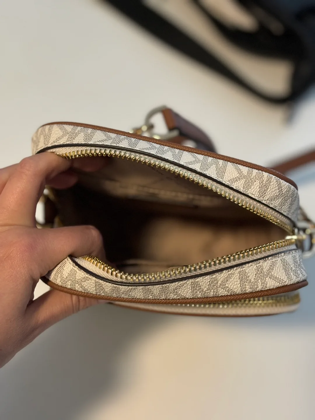 BNWT Michael Kors Jet Set Travel Medium Logo Crossbody Bag image indicator(9)