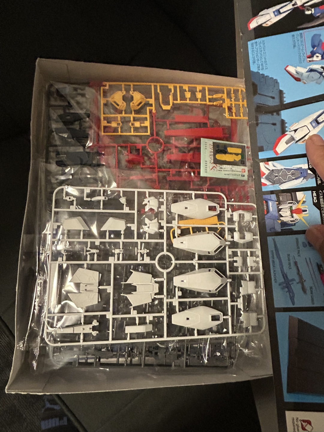 Bandai Hobby MG 1/100 Zeta Gundam Ver. 2.0 - photo 2