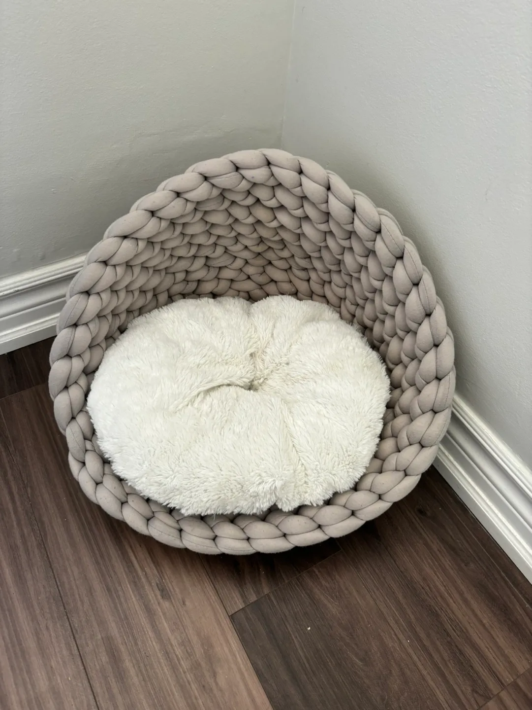 REDUCED Modern and comfortable Pet Bed, Braided, Grey image indicator(3)