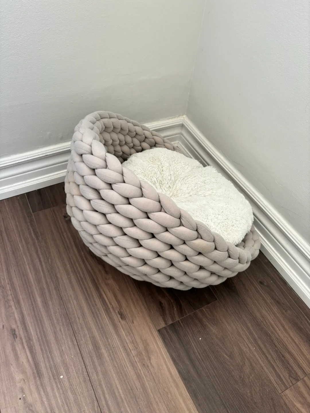 REDUCED Modern and comfortable Pet Bed, Braided, Grey image indicator(2)