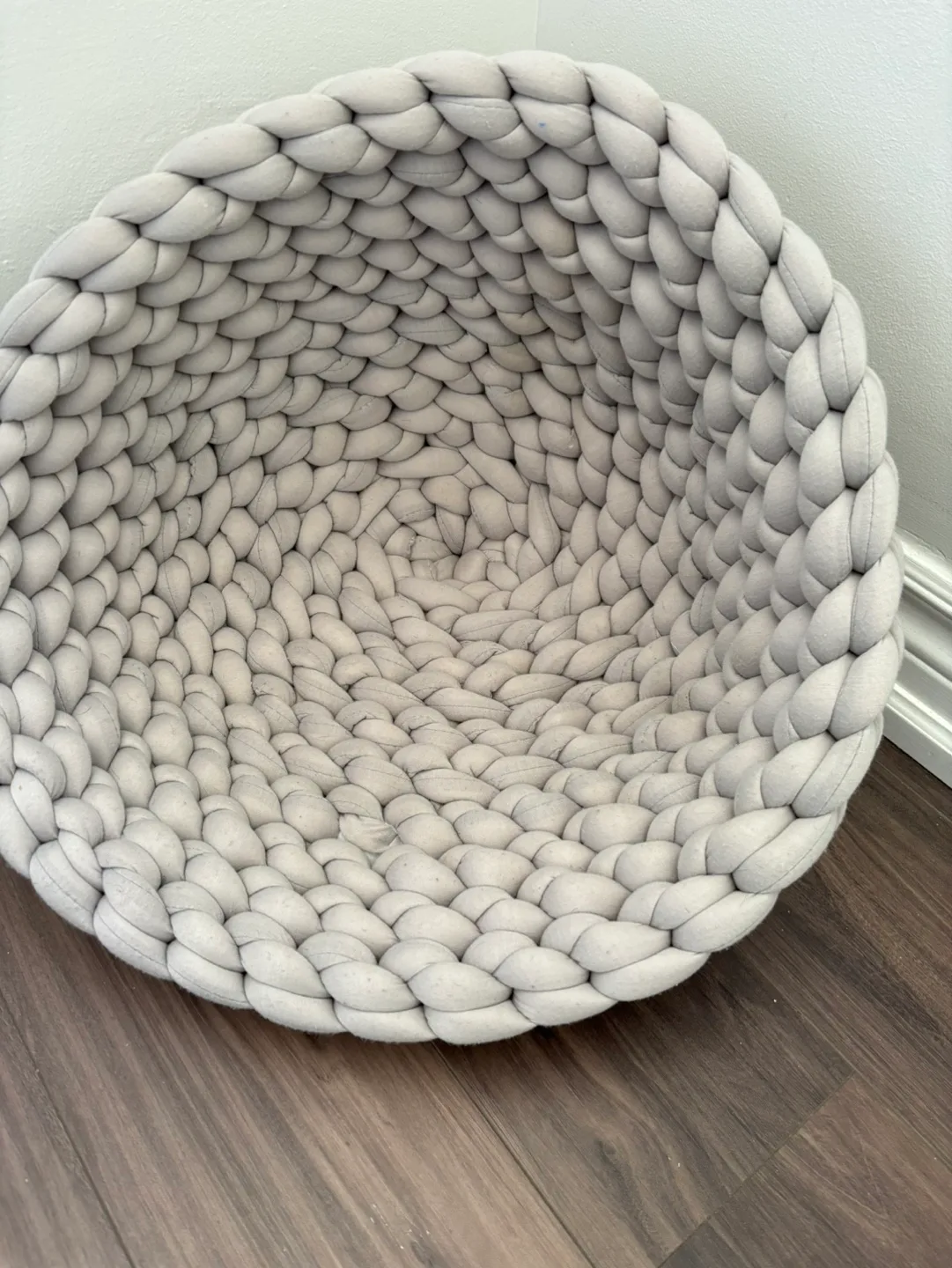 REDUCED Modern and comfortable Pet Bed, Braided, Grey image indicator(4)