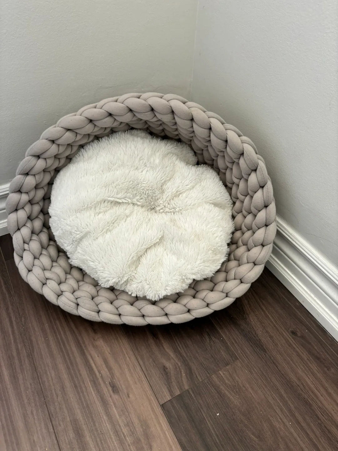 REDUCED Modern and comfortable Pet Bed, Braided, Grey image indicator(5)