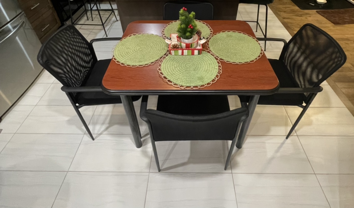 Square dining table and four chairs - photo 2