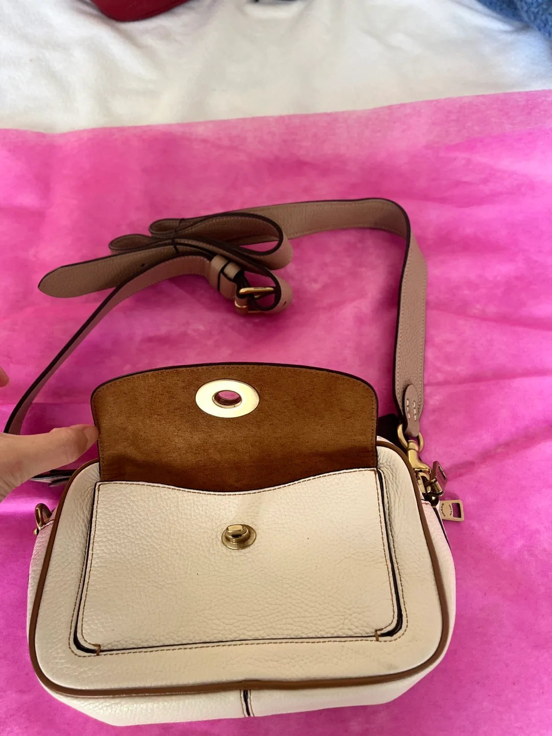 Coach   Camera Bag image indicator(2)