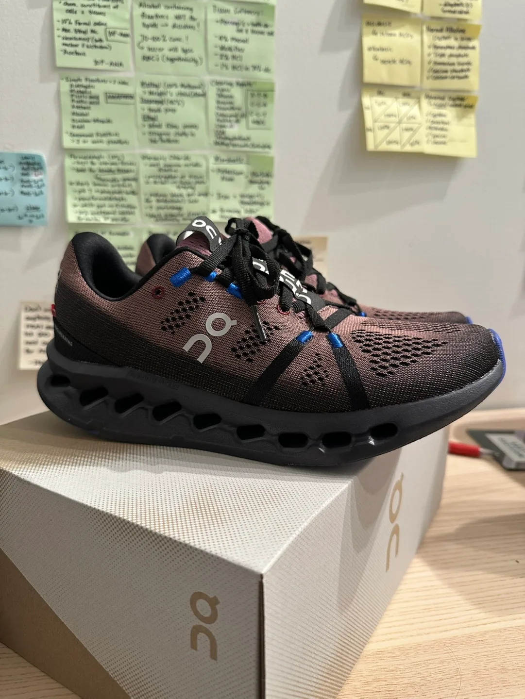 On Cloudsurfer running shoes image indicator(8)