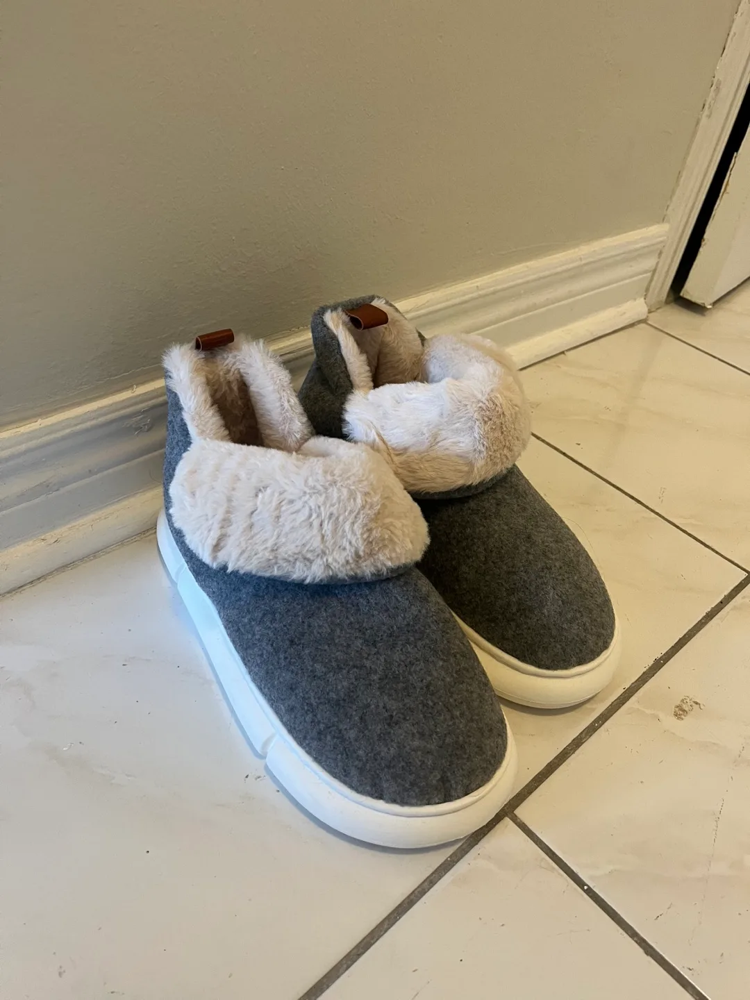 [NEW] Grey Faux Fur Winter Booties thumbnail