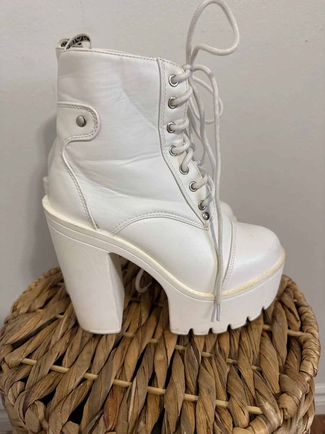 White Platform Lace-Up Boots image indicator(4)
