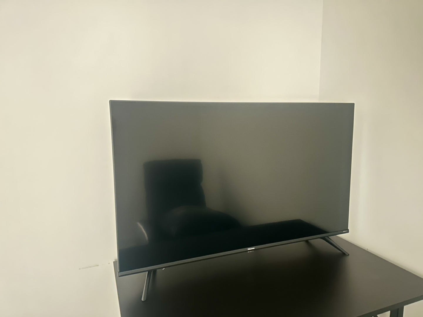 Hisense 43 inch TV and tv stand - photo 2