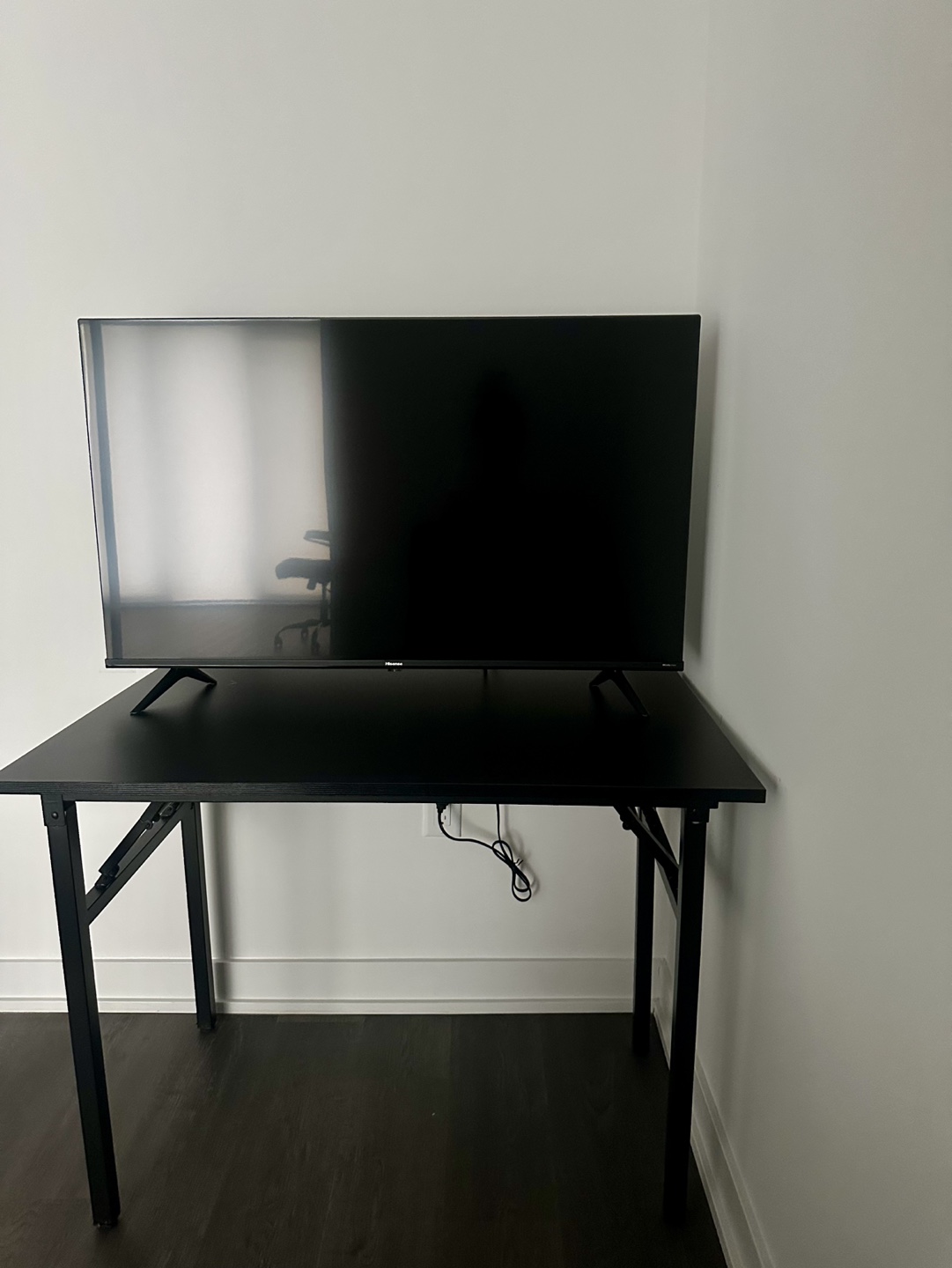 Hisense 43 inch TV and tv stand - photo 3