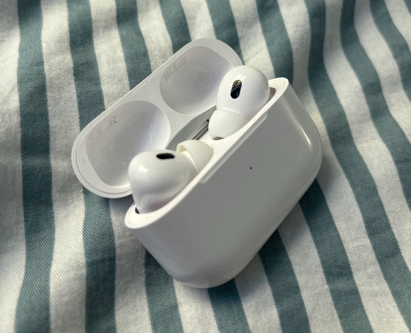 Apple AirPods Pro Gen 2 image indicator(2)