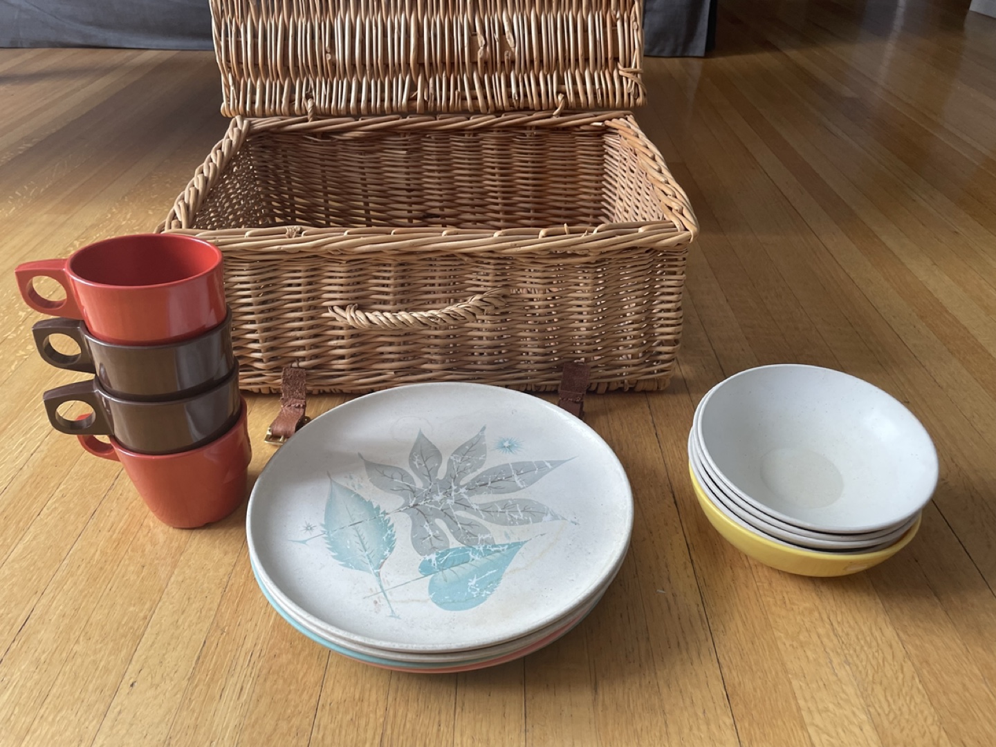 Vintage Wicker Picnic Basket - photo 3