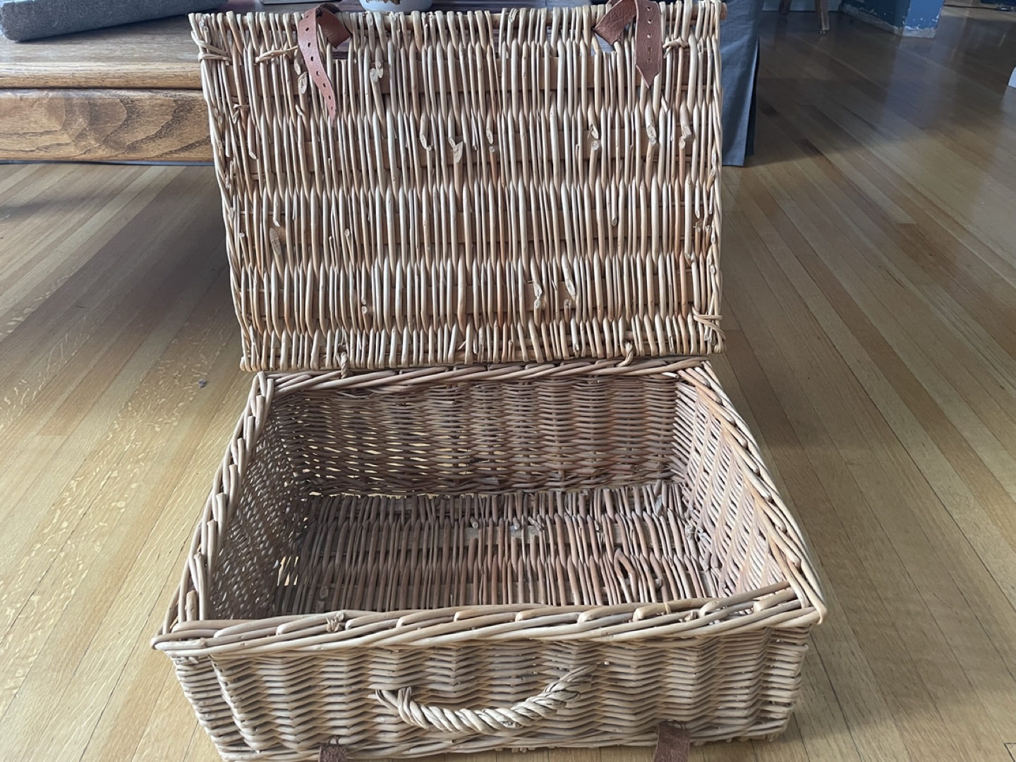 Vintage Wicker Picnic Basket - photo 2