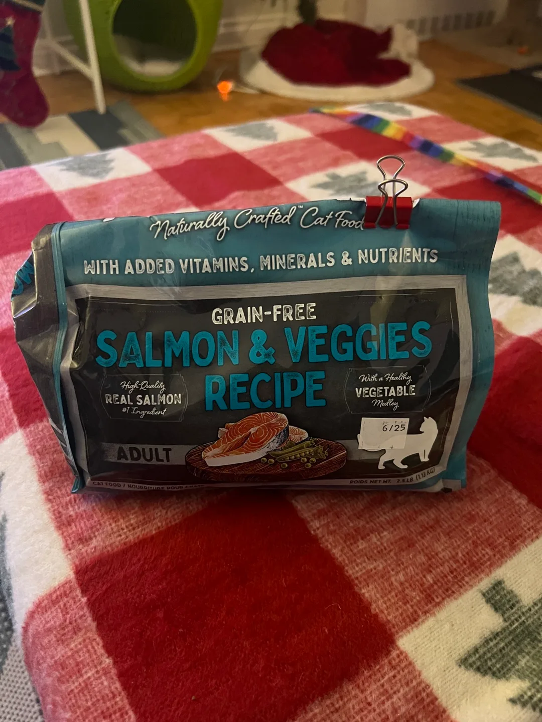 FREE! Cat food, Grain-Free Salmon & Veggies Adult Cat Food image indicator(3)