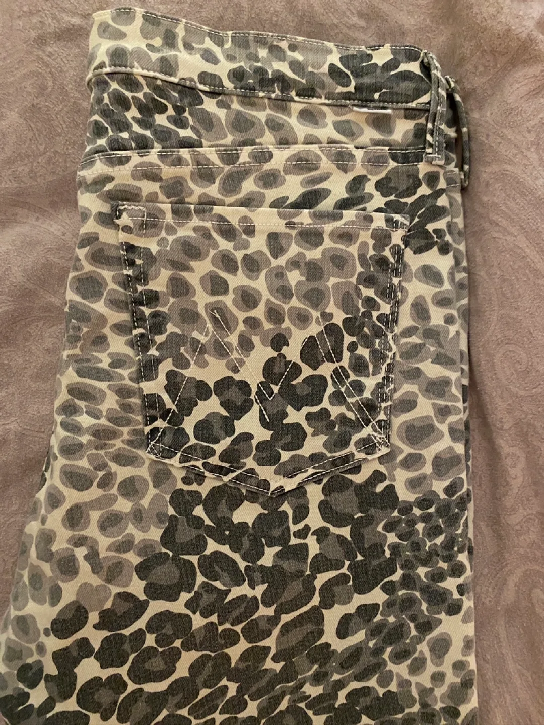 Mother The Mid Rise Dazzler Ankle Jeans image indicator(5)