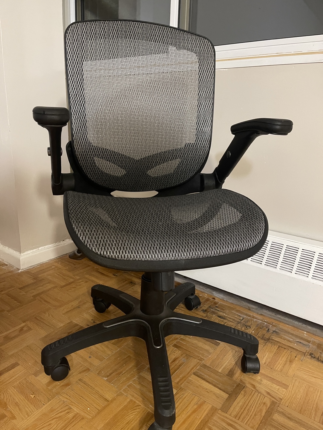 Office chair with adjustable height and armrests