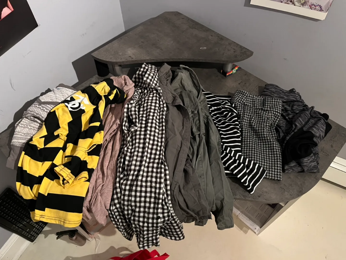 FREE Women's Clothing Bundle - Tops, Jeans, Shirts, and More! image indicator(3)