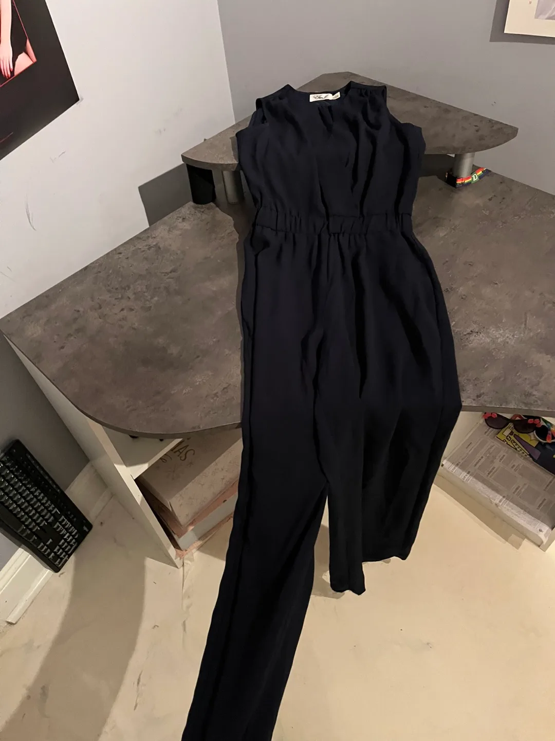 FREE Women's Clothing Bundle - Tops, Jeans, Shirts, and More! image indicator(8)